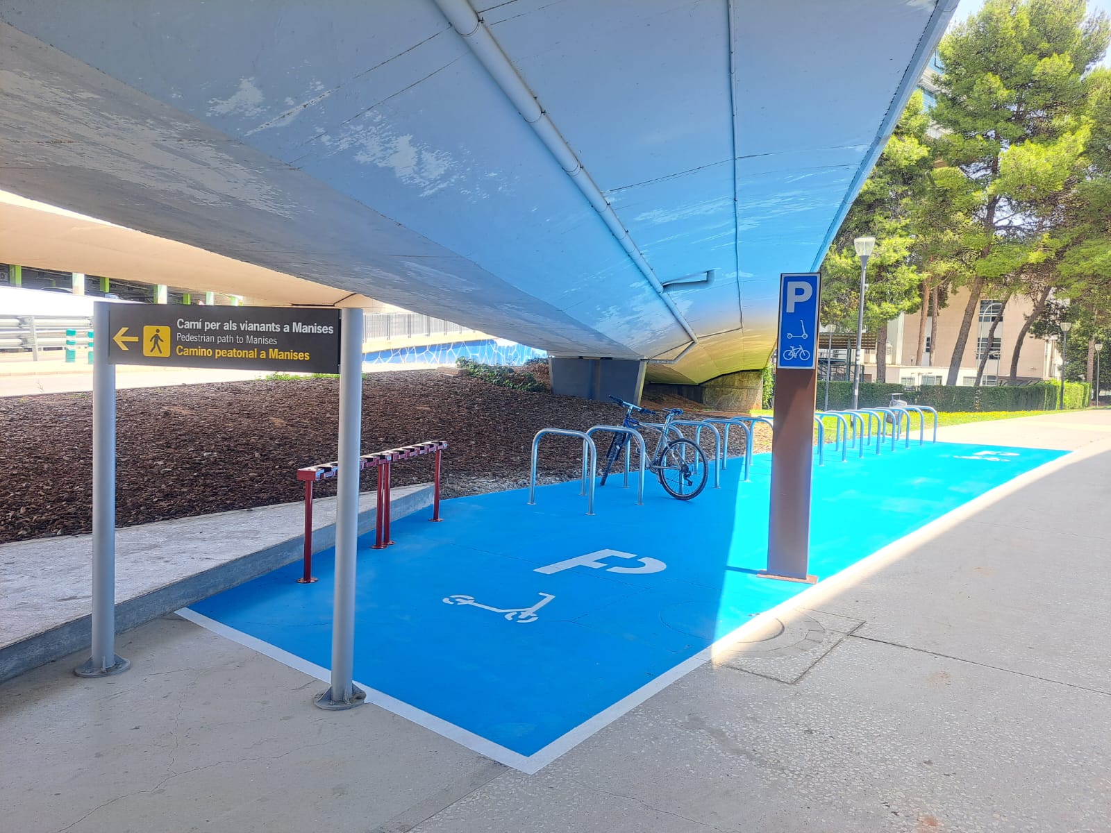 Aparcamiento señalizado para bicicletas y patinetes del Aeropuerto de Valencia