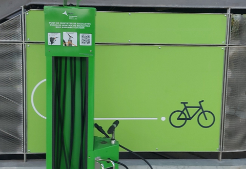 Detalle de la estación de montaje y reparación de bicicletas del Aeropuerto de Valencia