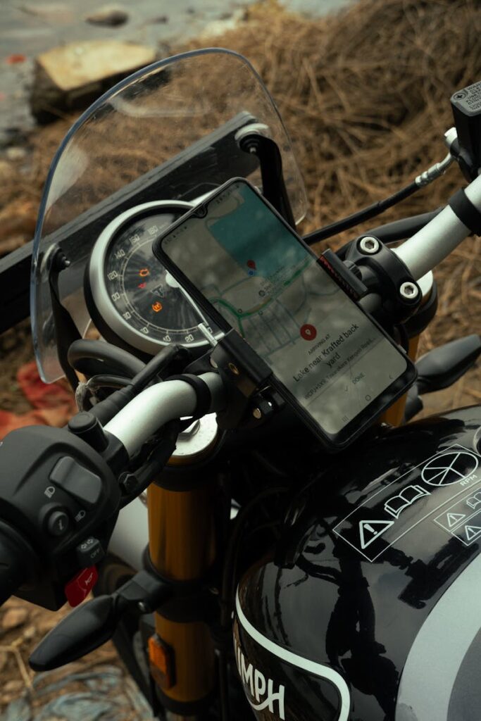Motorista consultando la ruta hacia el Aeropuerto en un teléfono móvil