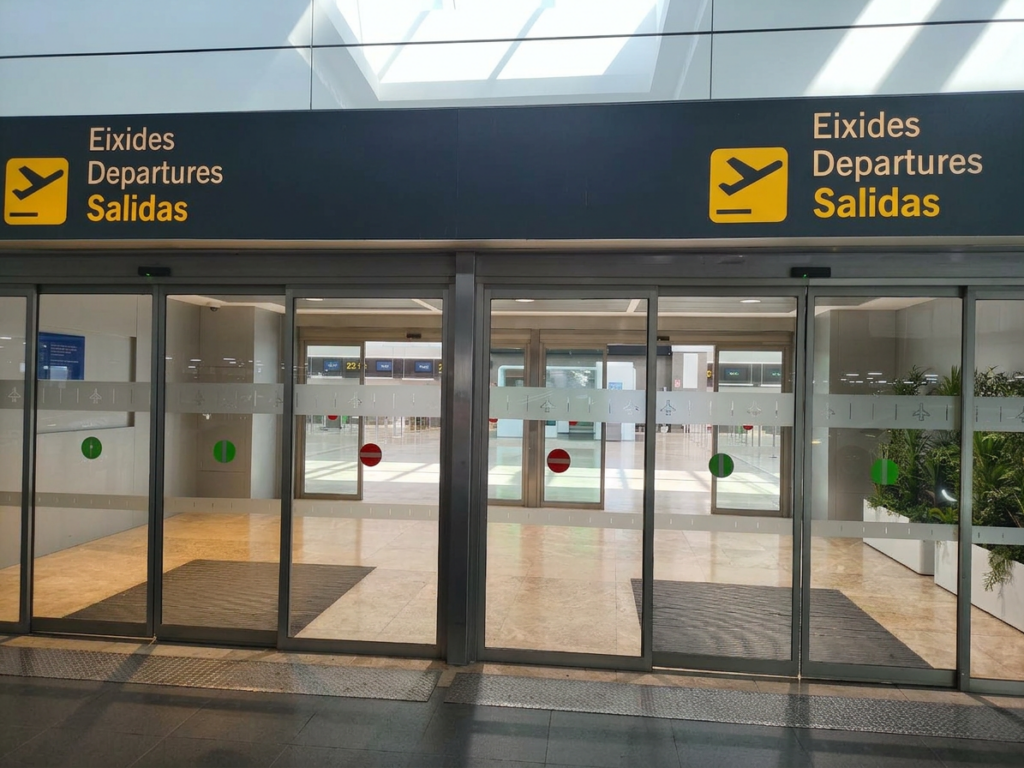 Acceso principal - Salidas - Exterior 3 - Vacio y Dia - Aeropuerto de Valencia