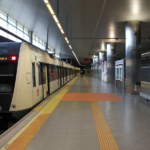 Estación Metrovalencia Aeroport con tren estacionado destino Maritim
