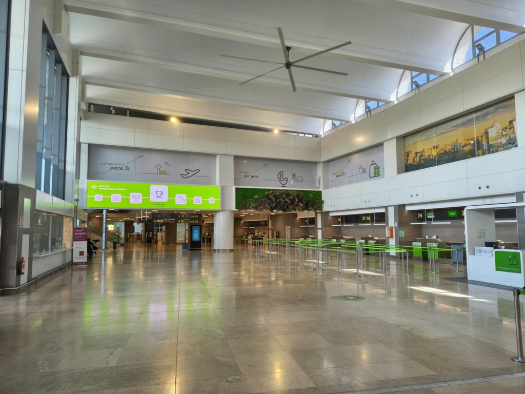 Vestíbulo Acceso principal aeropuerto de Valencia - Salidas