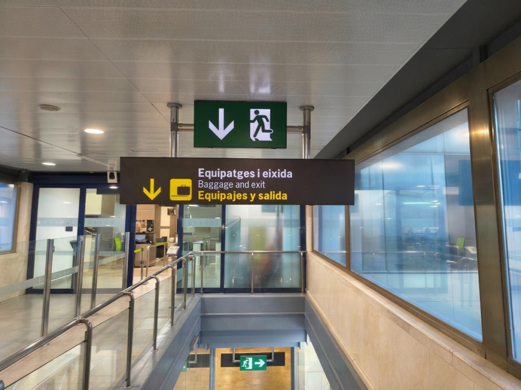 Panel informativo de salida desde finger avión de la zona de llegadas - Aeropuerto de Valencia