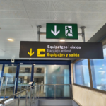 Panel informativo de salida desde finger avión de la zona de llegadas 2 - Aeropuerto de Valencia