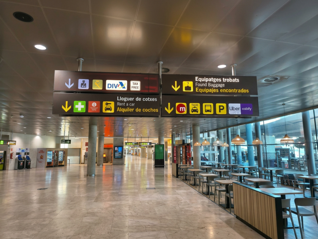 Panel informativo tras salir de la zona de llegadas equipajes 2 - Aeropuerto de Valencia