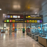 Panel informativo tras salir de la zona de llegadas equipajes 2 - Aeropuerto de Valencia