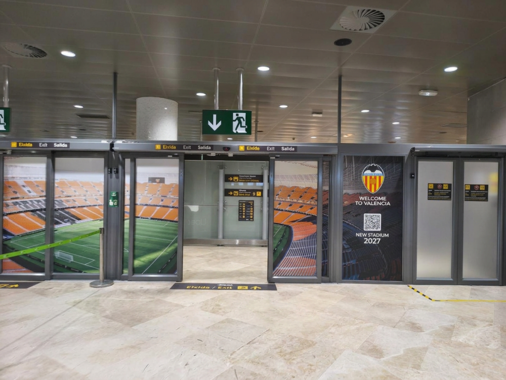 Puerta salidas zona recogida de equipajes - Aeropuerto de Valencia