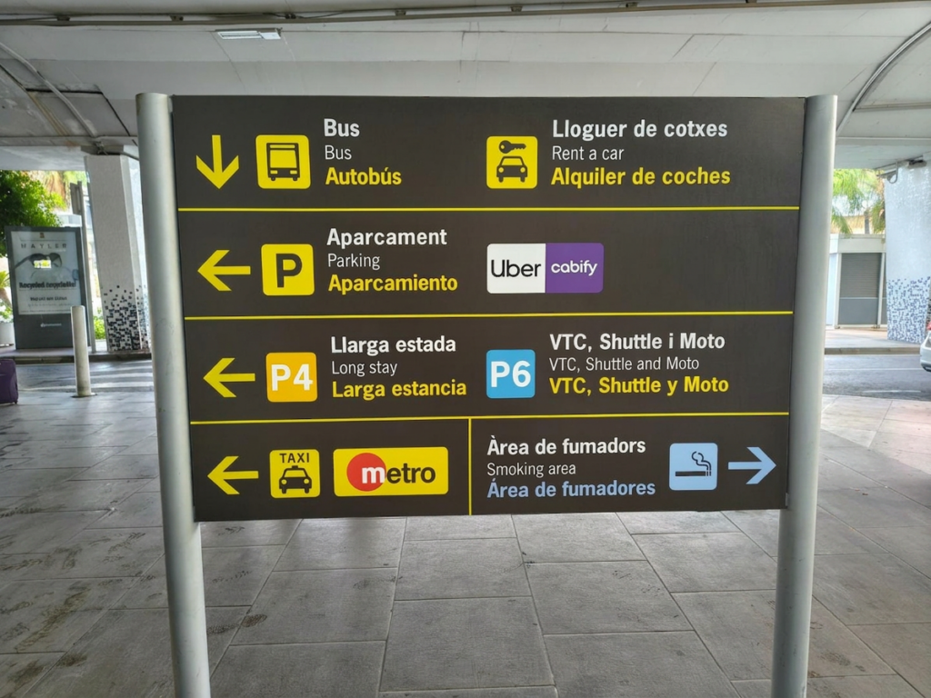 Panel informativo - Medios de transporte + Parking - Exterior - Aeropuerto de Valencia