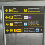 Panel informativo - Medios de transporte + Parking - Exterior - Aeropuerto de Valencia