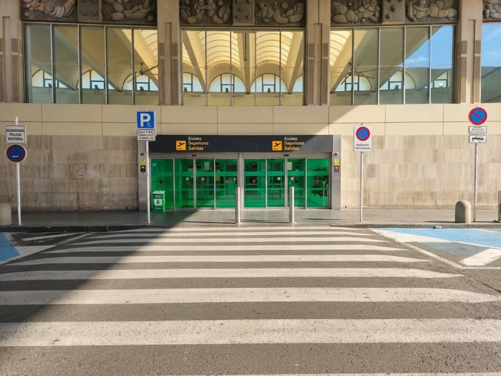 Acceso principal - Salidas - Exterior - Aeropuerto de Valencia