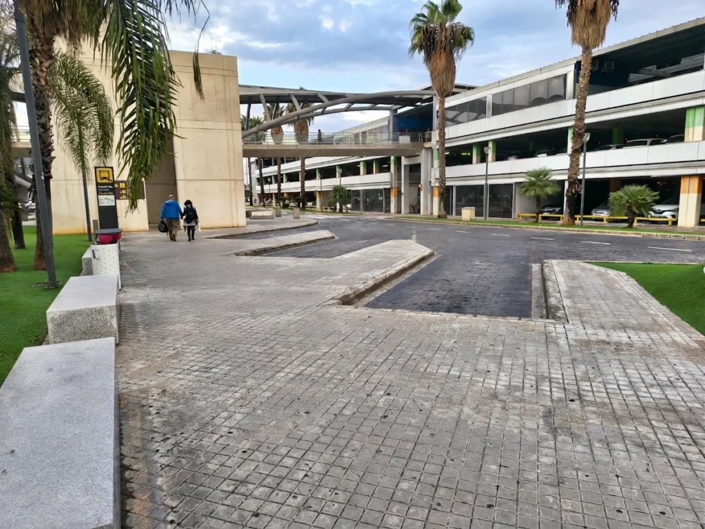 Camino exterior hacia la zona de recogida de las VTC en el aparcamiento P1