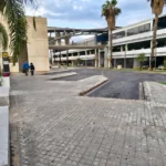 Camino exterior hacia la zona de recogida de las VTC en el aparcamiento P1