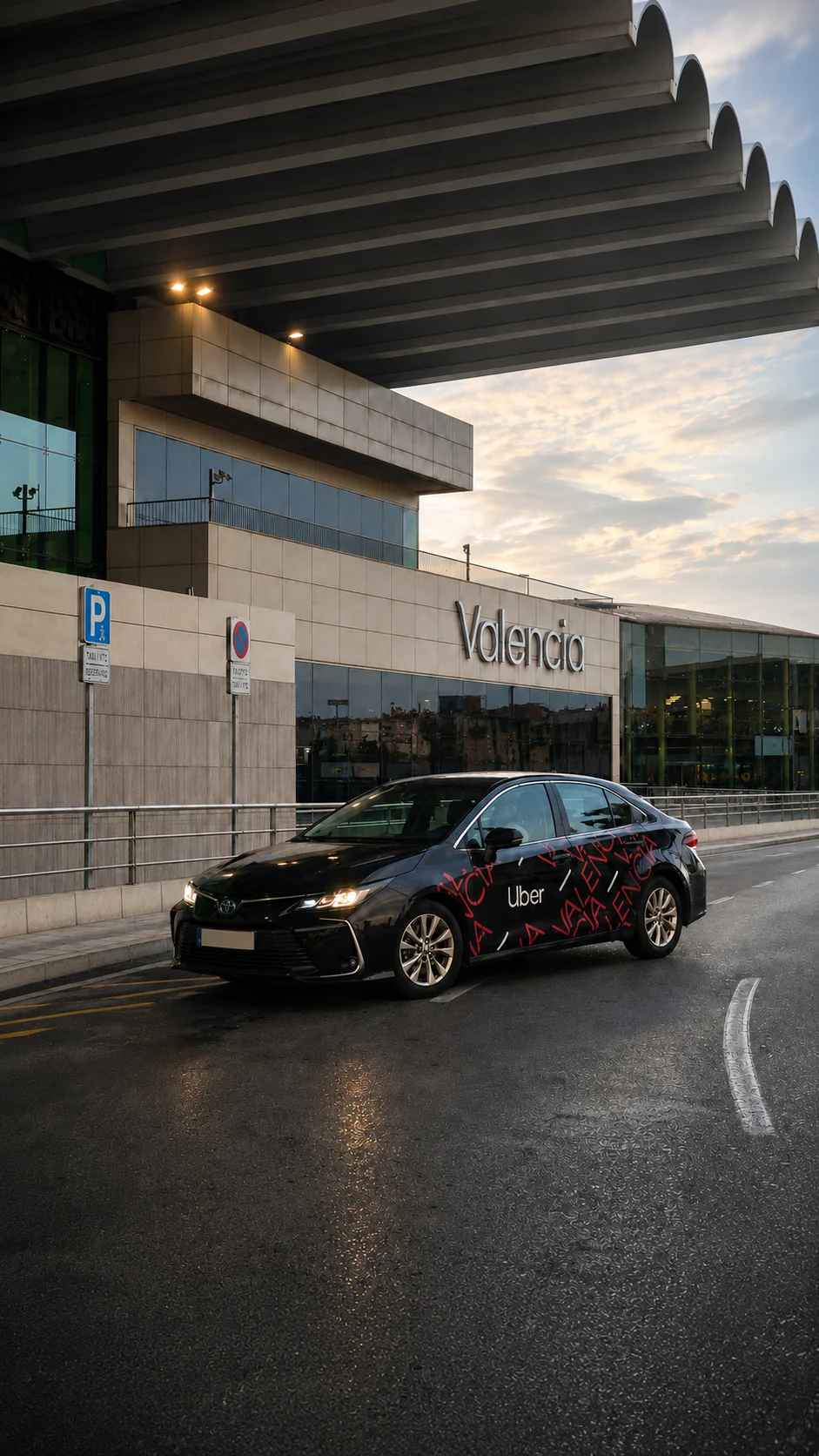 Zona VTC en el Aeropuerto de Valencia con vehículo de Uber junto a la terminal