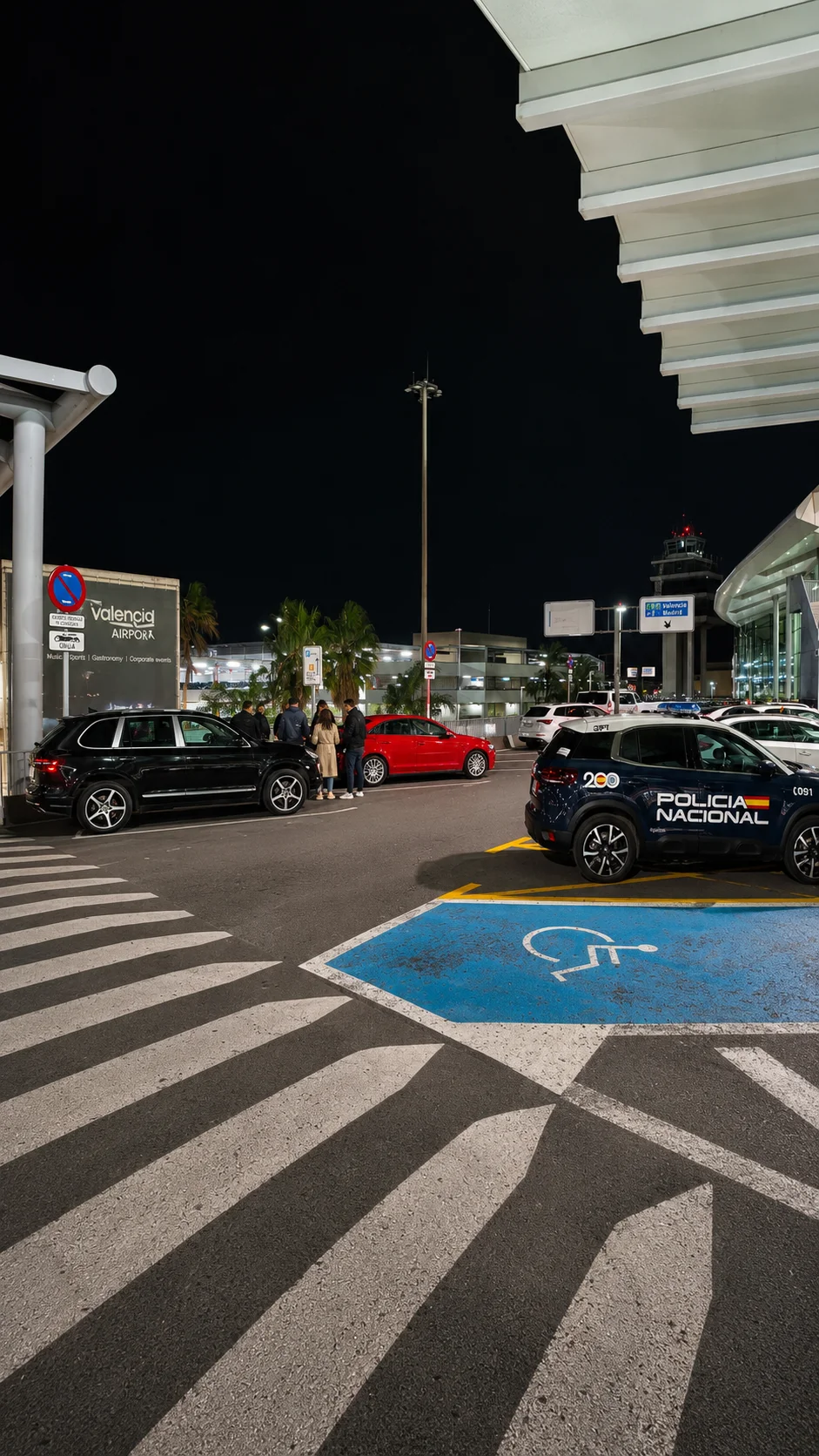 Zona exterior con vehículos del acceso de Salidas del aeropuerto de Valencia 2