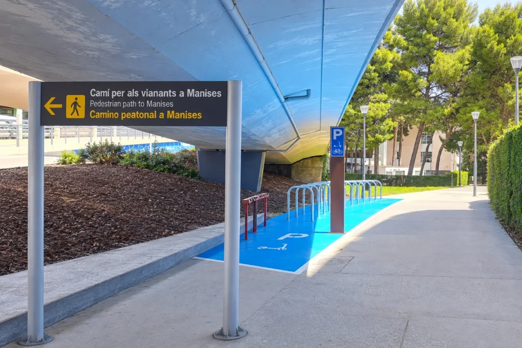 Señal del camino peatonal a Manises en el Aeropuerto de Valencia (Fotografía: aena)