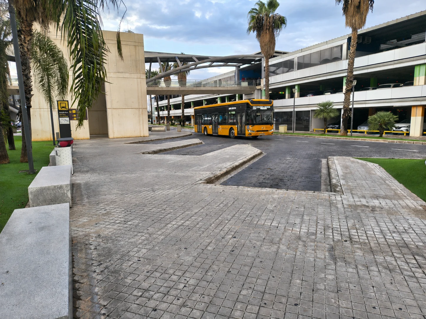 Parking General P1 del Aeropuerto de Valencia junto a la terminal