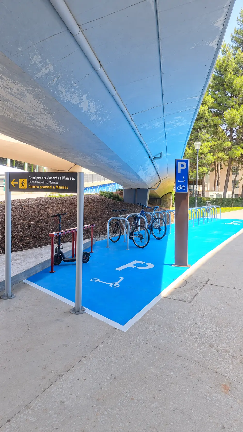 Bicicletas y patinete estacionados en la zona habilitada del Aeropuerto de Valencia