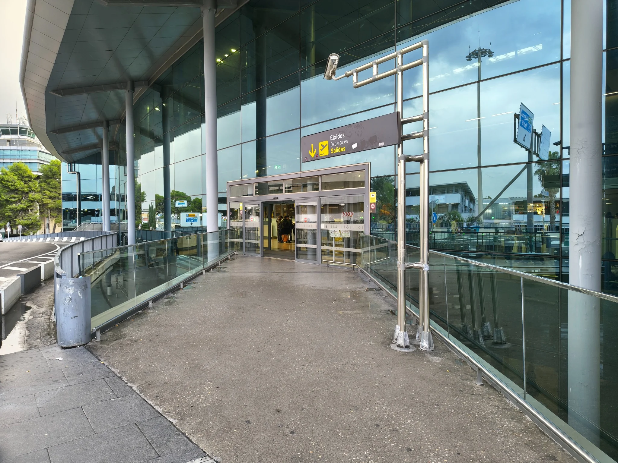 Entrada exterior de Salidas próxima al vestíbulo del control de seguridad del Aeropuerto de Valencia